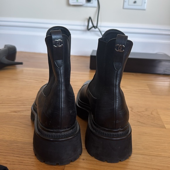 COPY - Chanel black leather and patent leather boots - Picture 3 of 5